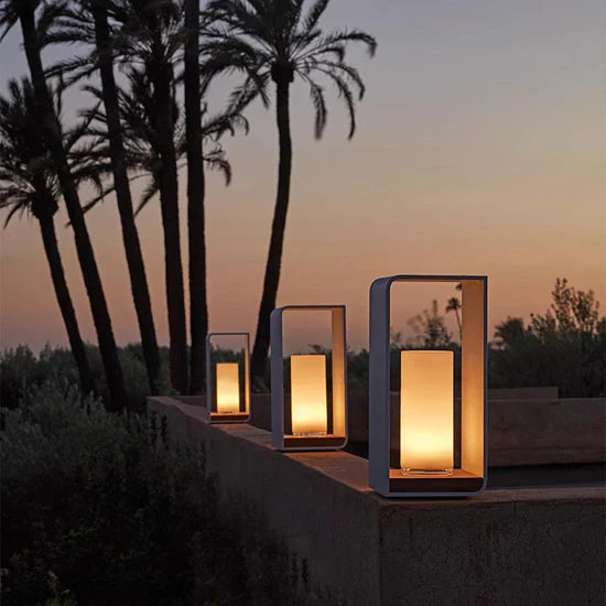 Selaris Solar Powered Garden Lamp