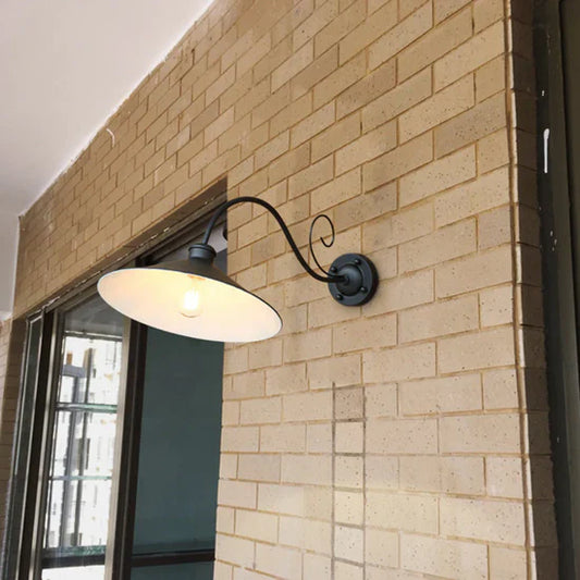 Rayen Vintage Outdoor Wall Lamp